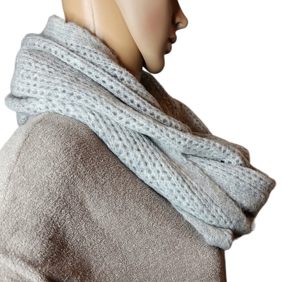 Abercrombie grey knit infinity scarf. - Picture 8 of 11